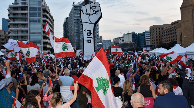 Lübnan'da protestolar: Yeni hükümet kuruluna kadar Hariri'nin görevde kalması istendi