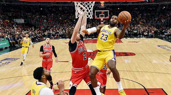 Lakers' James sets record over straight triple doubles