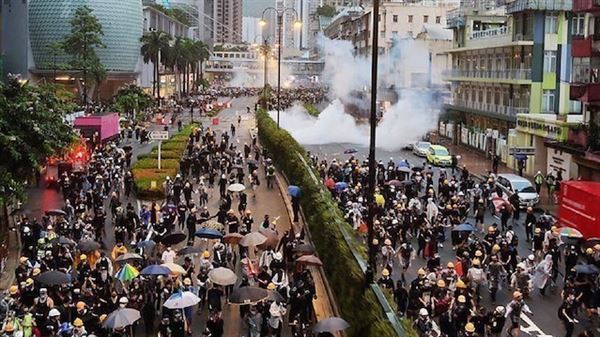 مواجهات بين الشرطة ومتظاهرين في هونغ كونغ