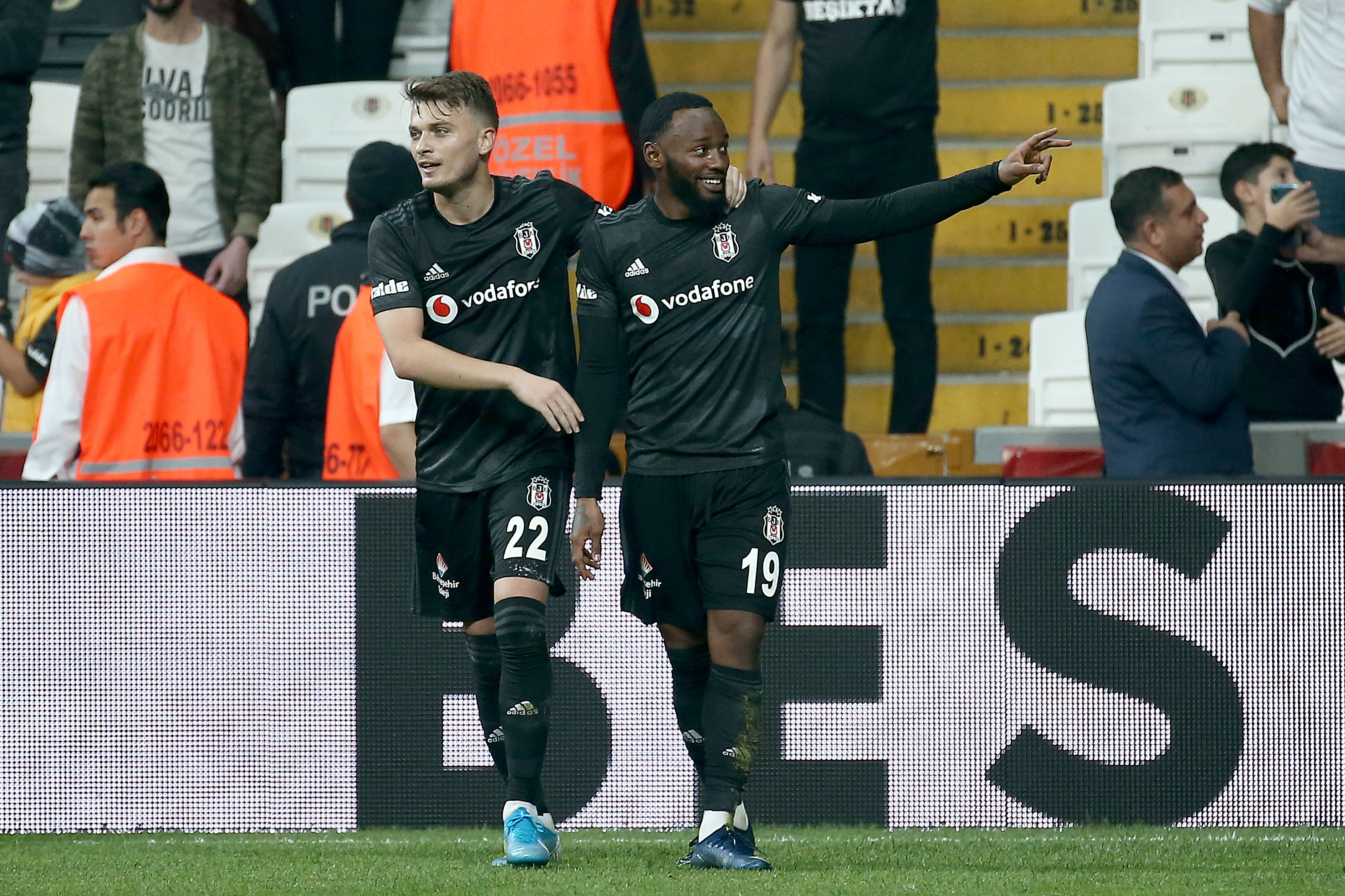 Beşiktaş 5 maçta zirveye ortak oldu