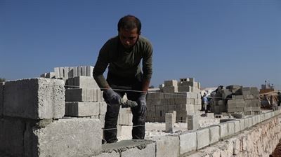 “الإغاثة التركية” تضع حجر أساس مدرسة في إدلب
