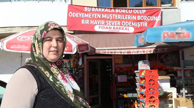 Veresiye defterindeki borçları kapattı: 'Borcunuz ödendi pankartı' astırdı