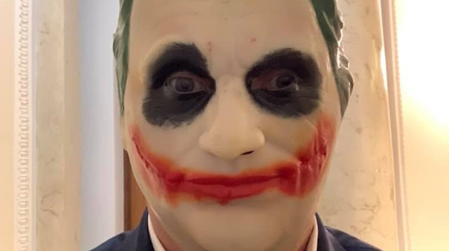 Ukrayna milletvekili parlamentoya Joker maskesiyle geldi