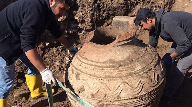 Roma dönemine ait tarihi küp tarla sürerken gün yüzüne çıktı