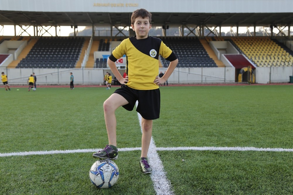 Hayali gerçekleşen genç futbolcu adayı Mehmet Taha Tamtabak
