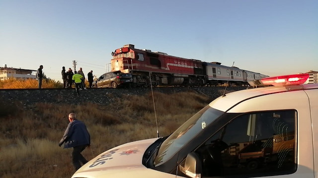 Elazığ'da hemzemin geçitte tren otomobile çarptı: İki kişi hayatını kaybetti