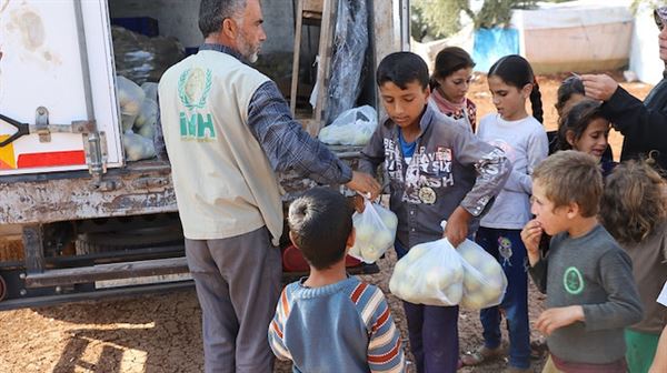 'الإغاثة التركية' توزع 21 طنا من الفاكهة على نازحين سوريين