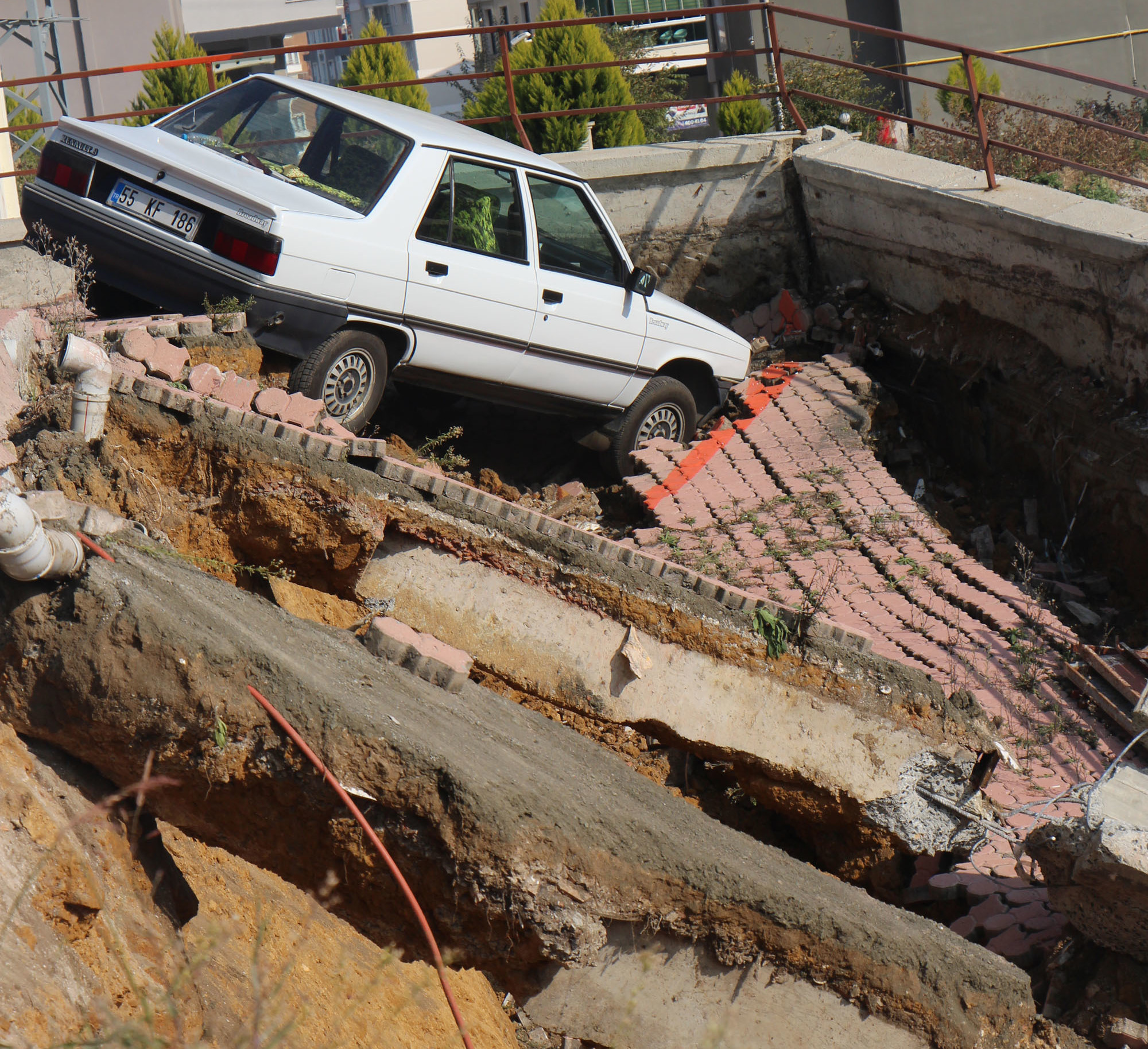 Samsun Atakum'da istinat duvarı çöktü: 6 katlı bina tahliye edildi