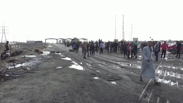 Iraqi protesters cut roads to oilfields in Basra