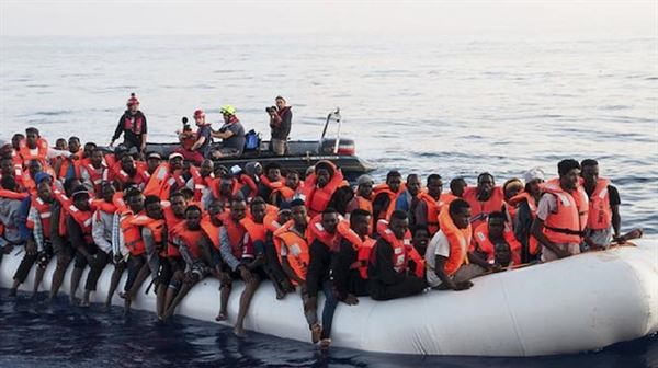 سفن إنقاذ تطالب الدول الأوروبية باستقبال 276 مهاجرا على متنها