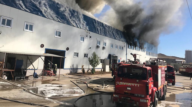 Sivas'taki plastik fabrikasında yangın: İtfaiye ekipleri yangına…