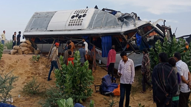 Hindistan'da kamyon ve otobüs çarpıştı: 14 ölü, 18 yaralı