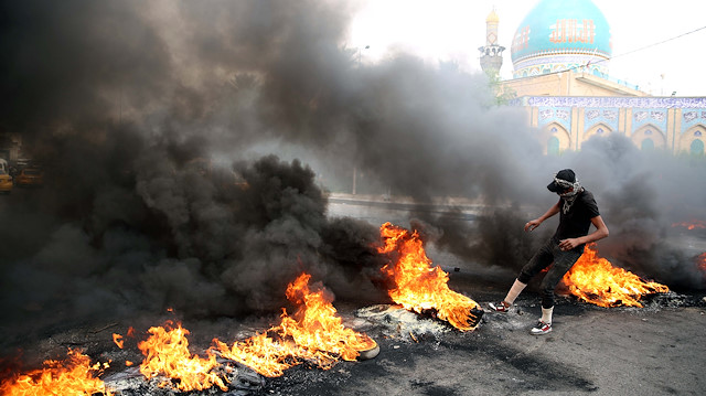 Irak'ta tansiyon düşmüyor: Göstericiler petrol kuyularına giden yolları kapattı