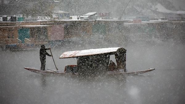 Heavy snowfall kills 7 people in Jammu and Kashmir
