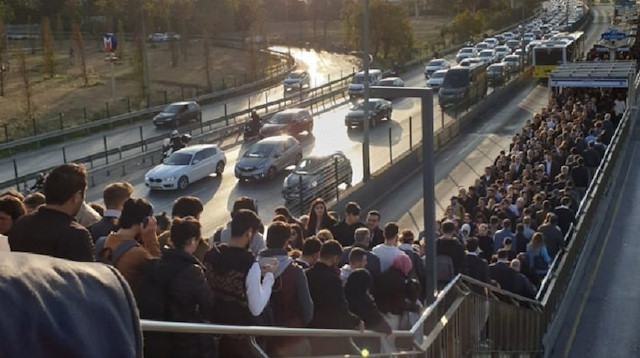 Altunizade metrobüs durağını kullananların çilesi yine başladı: Yoğunluktan durağa giremediler