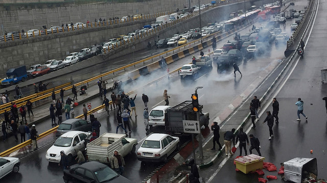İran'da göstericiler Tahran'ın giriş-çıkış yollarını kapattı