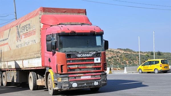 UN trucks deliver humanitarian aid in Syria
