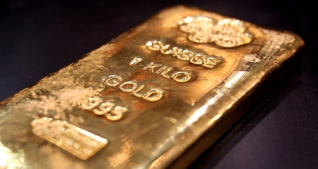 US stocks hover near record highs, gold breaches $1,500