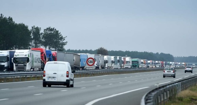 French strikes continue amid fresh truck blockades