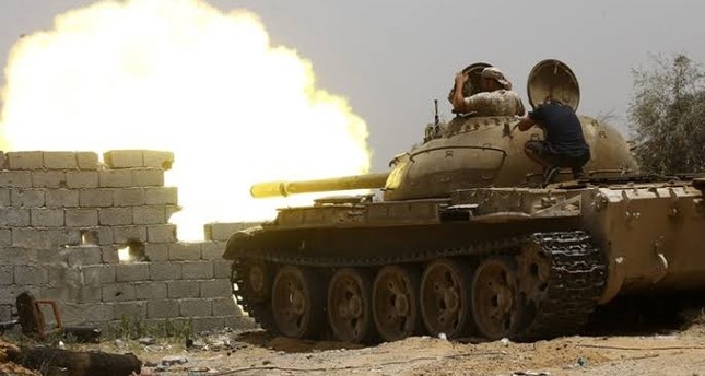 الحكومة الليبية تستهدف مخزن ذخيرة وتجمع لقوات حفتر في طرابلس