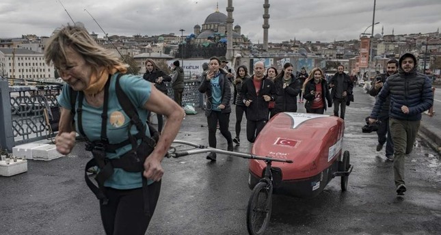 Elderly British adventurer crosses iconic Istanbul bridge