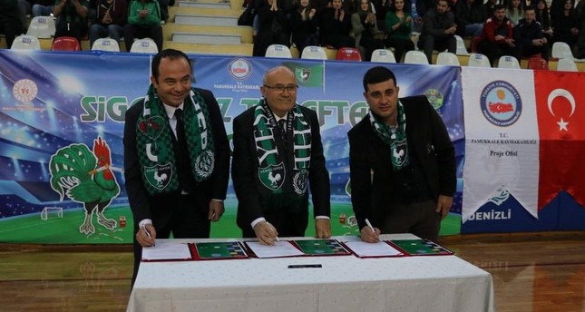 Turkish football fans sign contract to quit smoking en masse