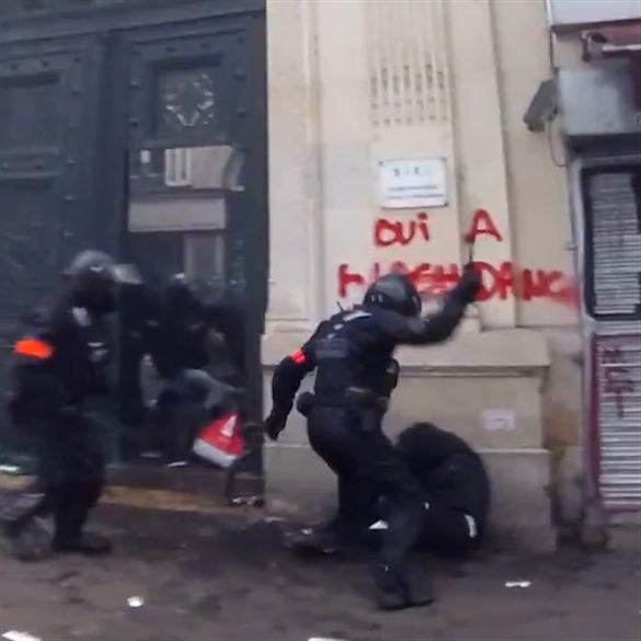Fransız polisi öldüresiye dövdü