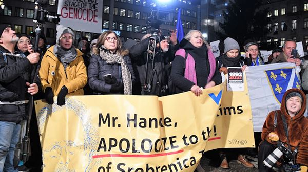 تظاهرة منددة في ستوكهولم بمنح 'هاندكه' جائزة نوبل للآداب
