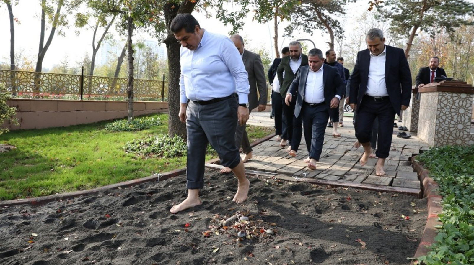 Esenler’deki millet bahçesinde açılan parkurda çıplak ayakla yürünüyor