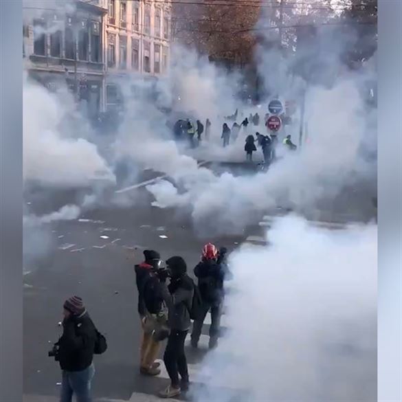Fransa'daki grev gösterileri çatışmaya döndü