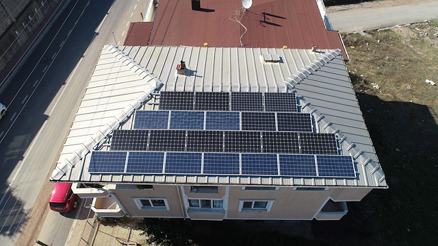 Evinin çatısına güneş paneli kurdu: Elektrik üretip satıyor