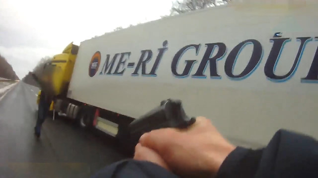 Ukrayna polisinin Türk TIR şoförlerine silah çektiği görüntüler yayınlandı