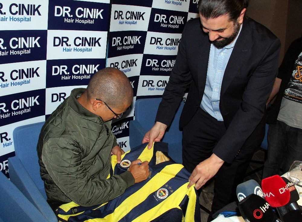 Alex de Souza, Fenerbahçe formasını imzaladı.