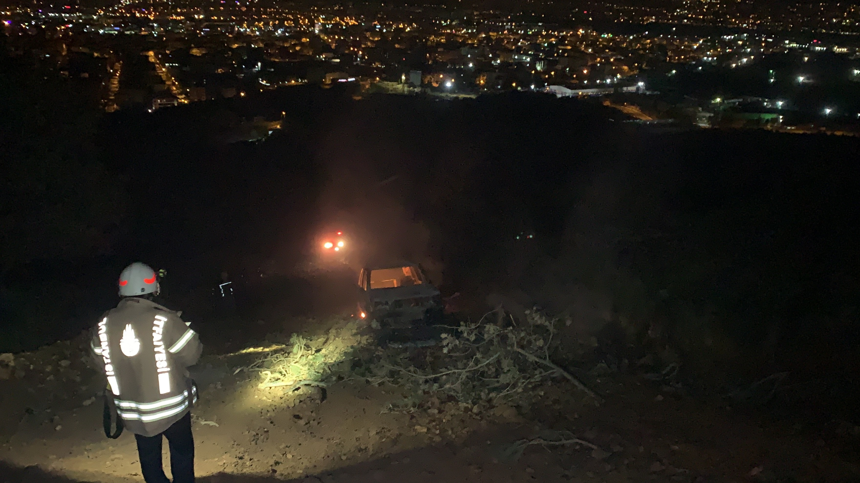 Ataşehir'de patlama sesi sonrası yükselen alevler korkuttu: Ekipler…
