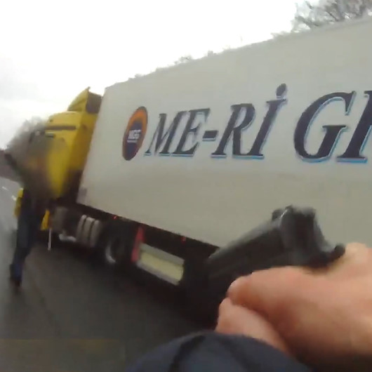 Ukrayna polisinin Türk TIR şoförlerine silah çektiği görüntüler yayınlandı