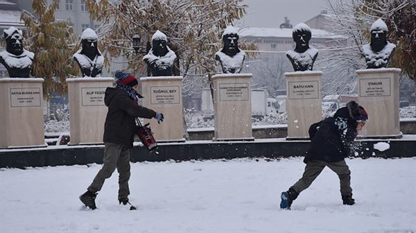 Turkish cities' snowball fight takes Twitter by storm