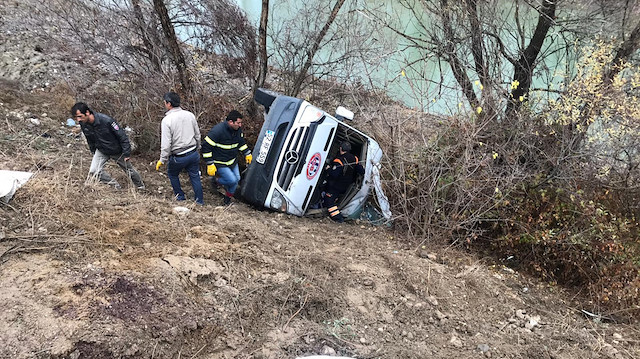 Hentbol takımını taşıyan minibüs devrildi: 2 ölü 15 yaralı