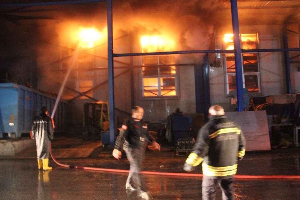 Düzce'de fabrika yangını: İki ilden itfaiye ekipleri destek veriyor