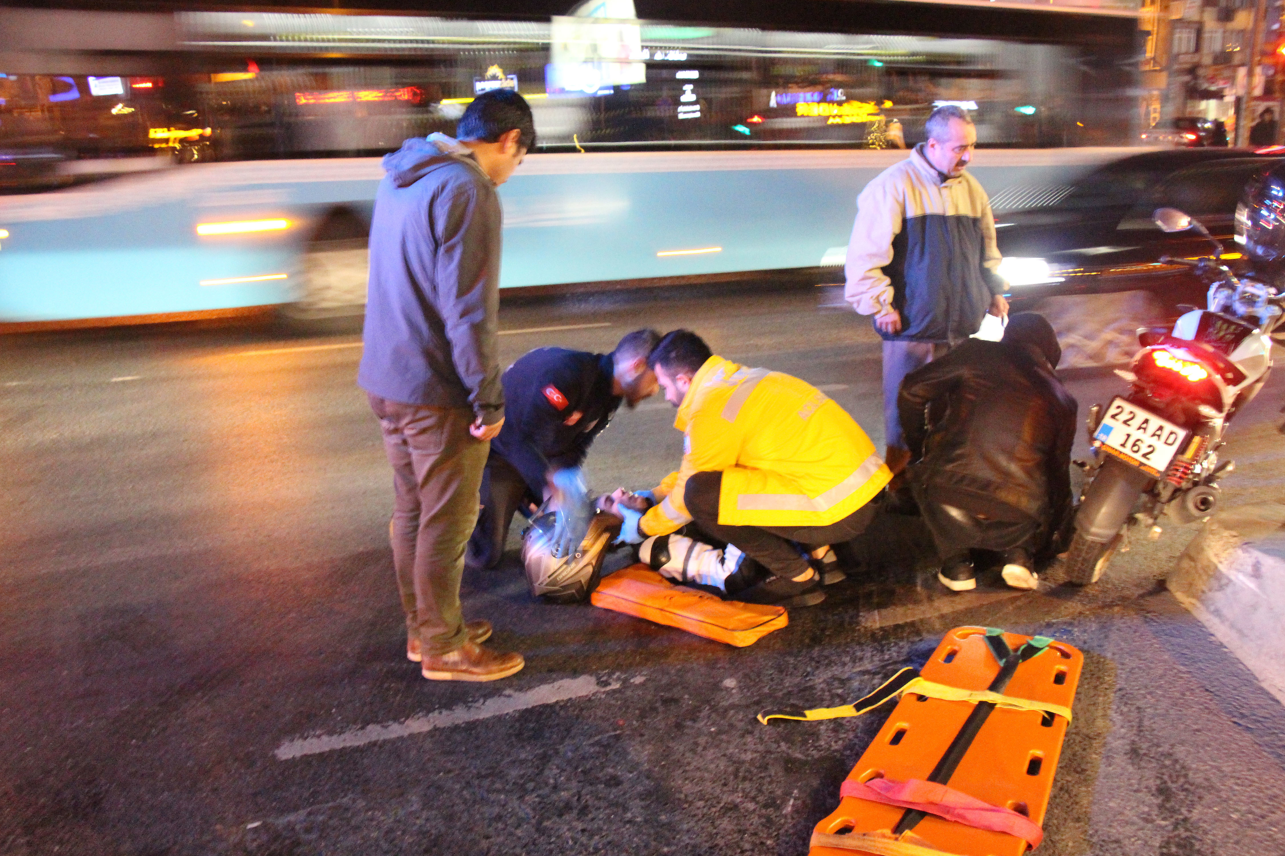 İstanbul Beşiktaş'ta yola dökülen yağ kazaya neden oldu