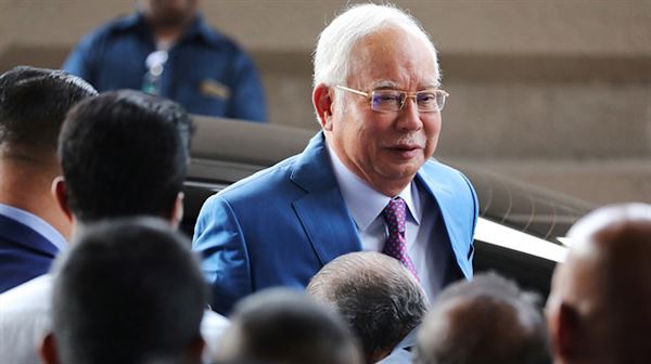 Ex-Malaysian premier testifies in corruption case