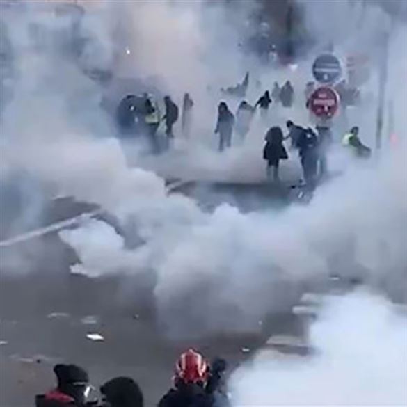 Fransa'daki gösteriler şiddetleniyor: Polis sis bombası kullanmaya başladı