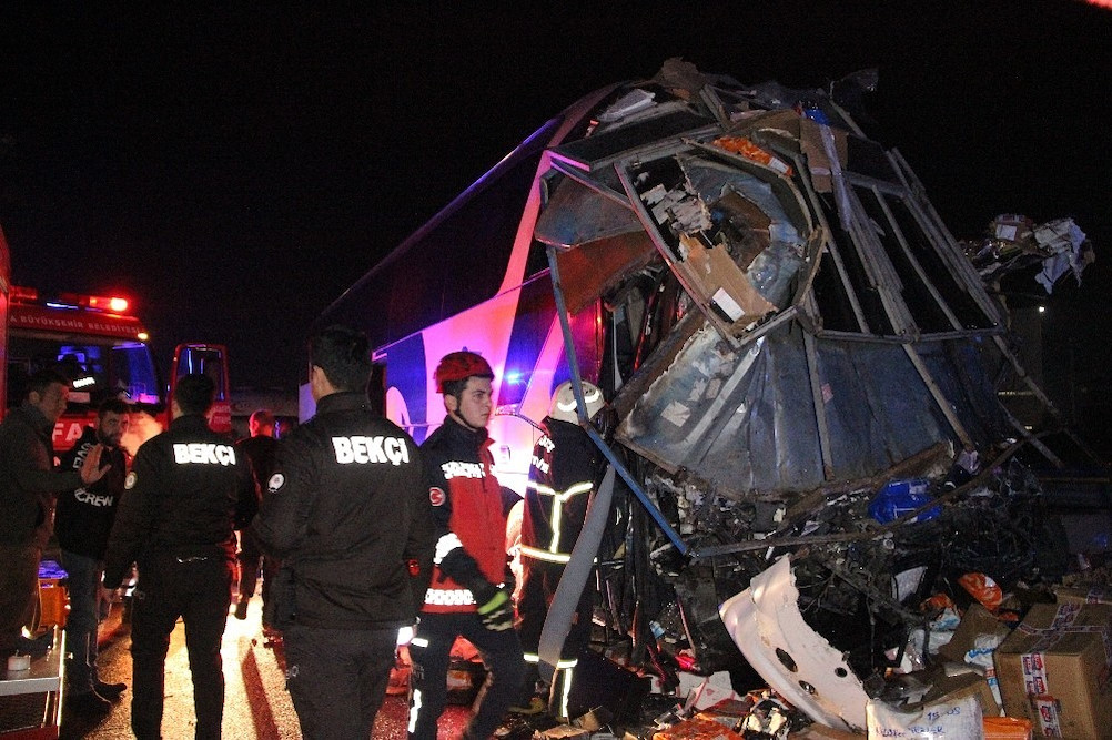 Düzce'de yolcu otobüsü ile TIR çarpıştı: 2 ölü,35 yaralı