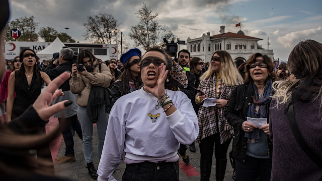 Kadıköy'deki 'Las Tesis' performansına Valilik açıklaması: Suç oluşturan slogan attılar