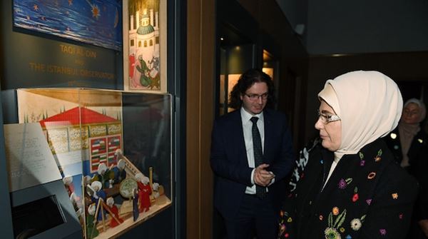 بريطانيا.. أمينة أردوغان أول زائر لمعرض 'مسجد كامبريدج'