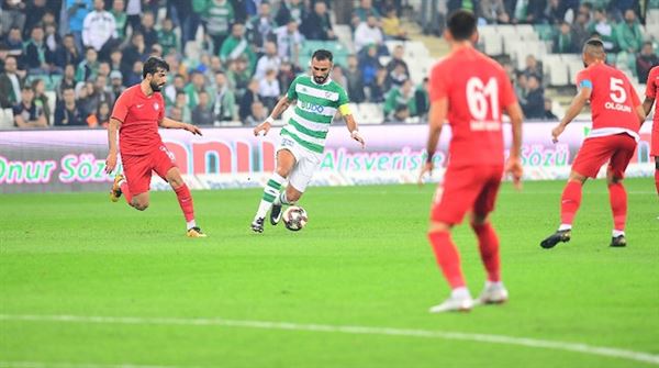 Bursasporlu taraftarlardan Selçuk Şahin'e ıslıklı protesto