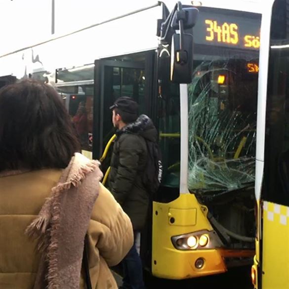 Fikirtepe metrobüs durağında iki metrobüs birbirine girdi
