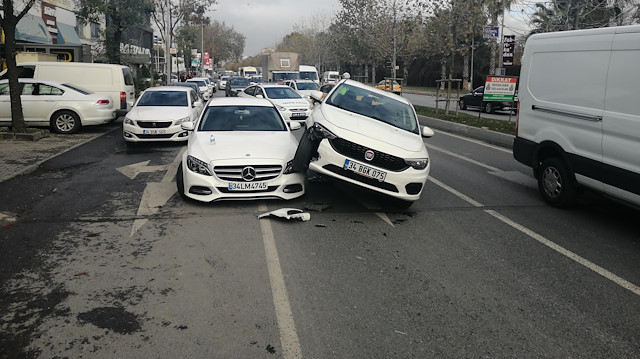 Bakırköy'de ilginç kaza: Lüks aracın üzerine çıkarak durabildi